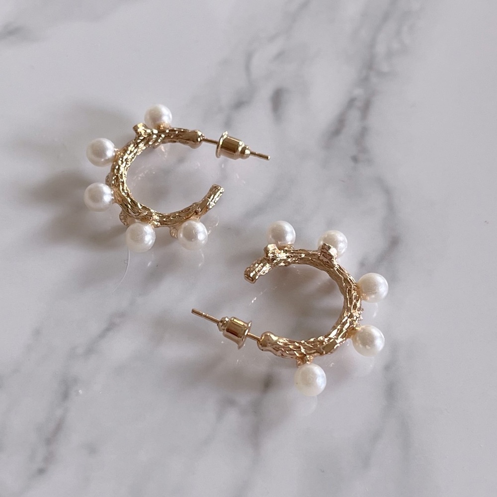 🌻3/$20 🆕 Pearl and Gold Huggie Hoop Earrings, Classic Elegant